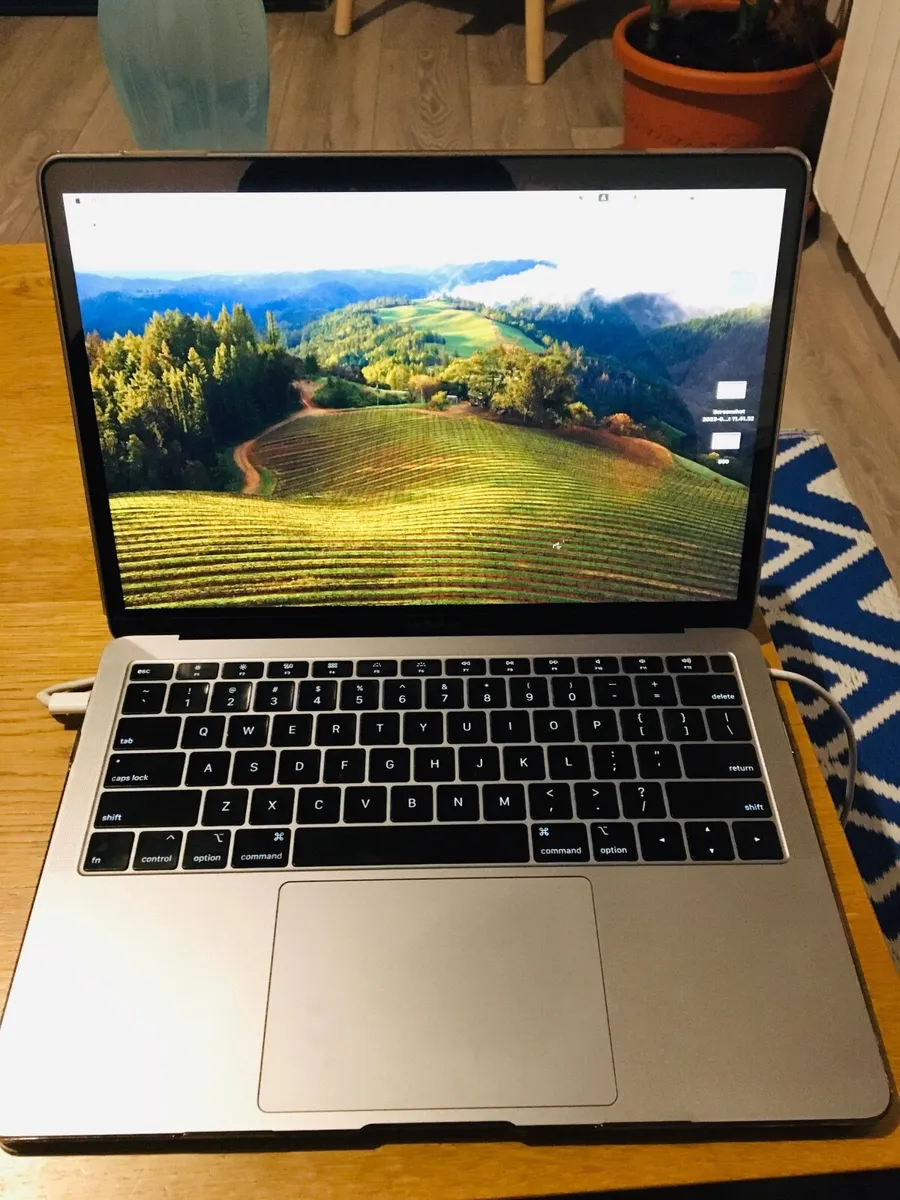 MacBook Air 13-inch Retina Display (2018) - Image 1