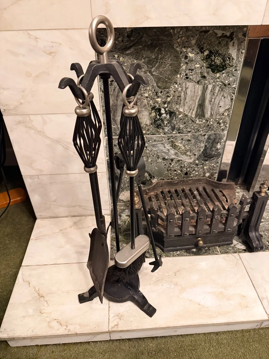 Fireplace set and grill - Image 1