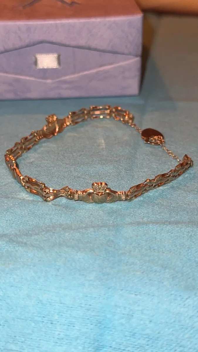 Ladies 9ct Gold Claddagh Bracelet 4.40g & Box - Image 1