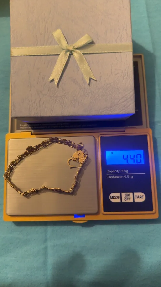 Ladies 9ct Gold Claddagh Bracelet 4.40g & Box - Image 2