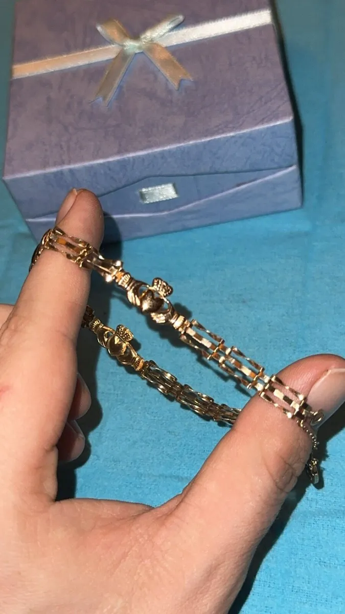 Ladies 9ct Gold Claddagh Bracelet 4.40g & Box - Image 3