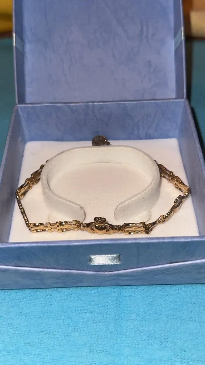 Ladies 9ct Gold Claddagh Bracelet 4.40g & Box - Image 4