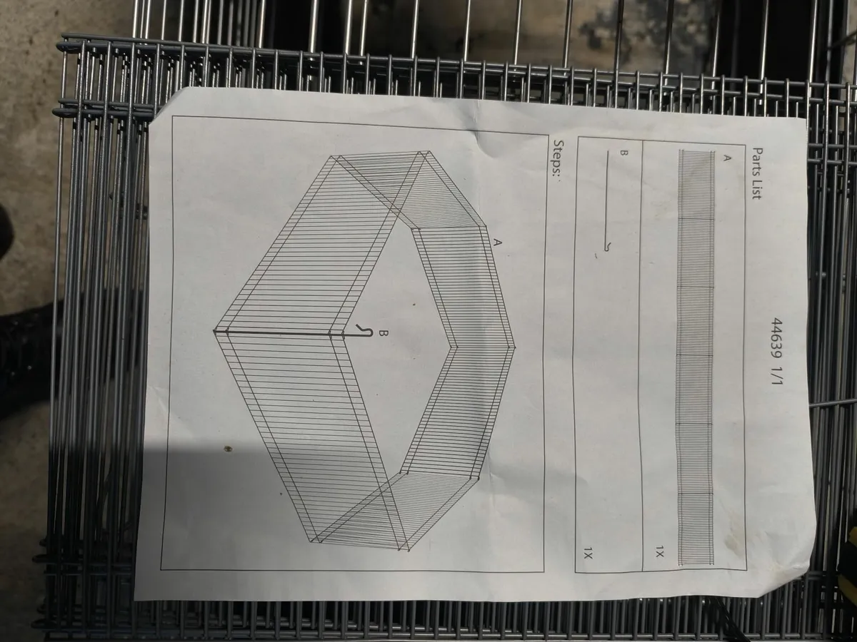 Pet cage and accessories - Image 2