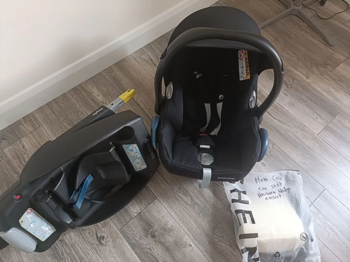 Maxi Cosi Cabriofix and Isofix Base