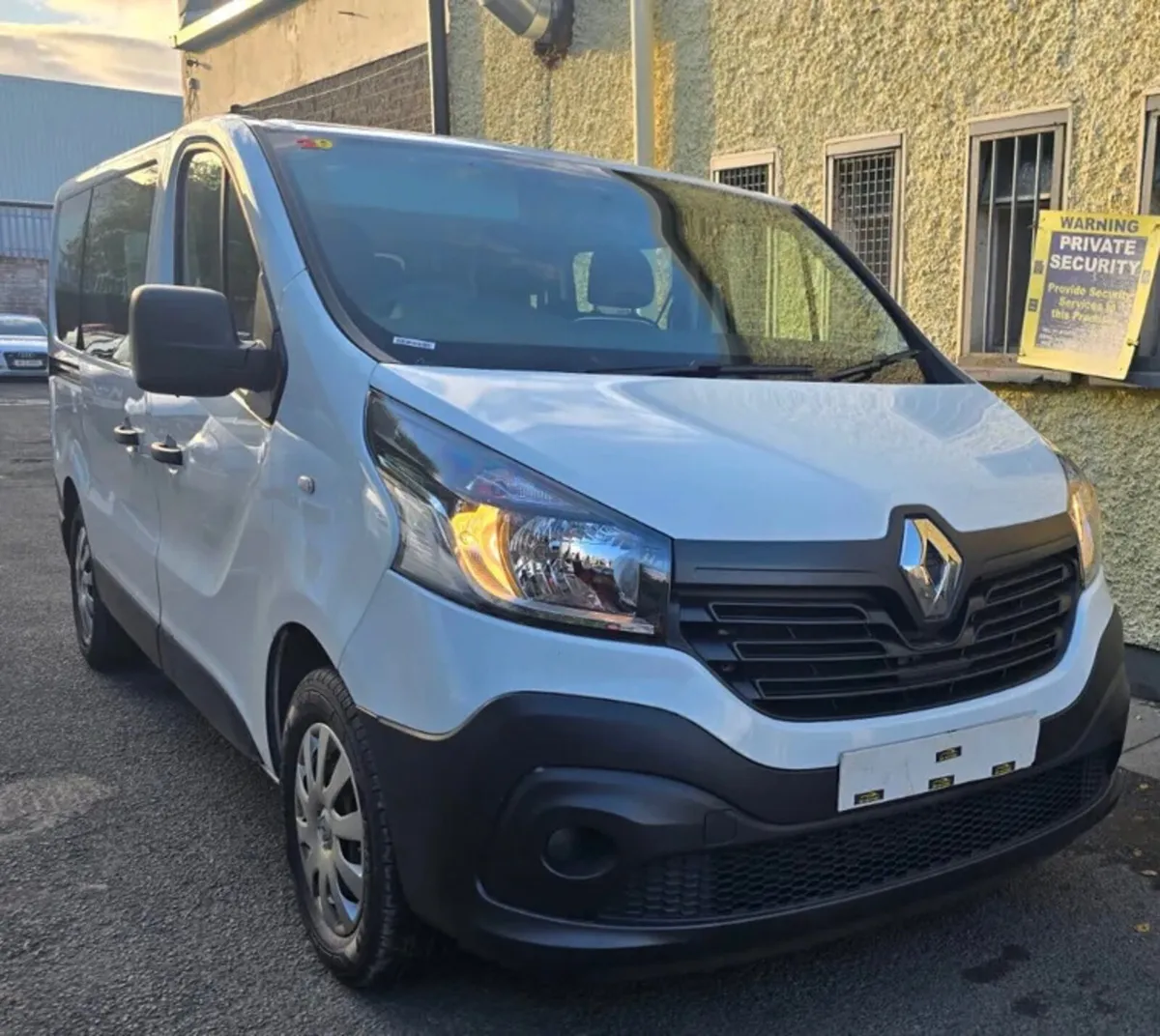 RENUALT TRAFIC PASSENGER  2019 9  SEATER - Image 1