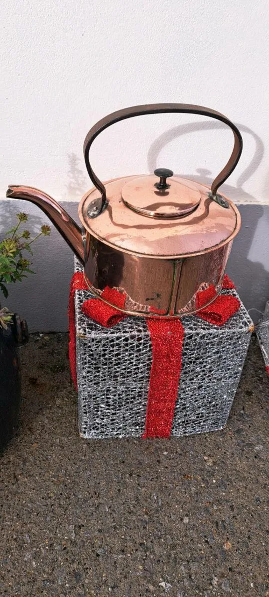 Old copper kettle - Image 1