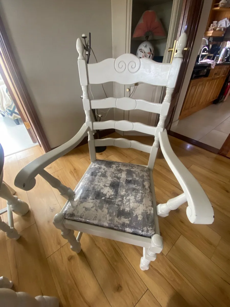 Table and chairs - Image 1