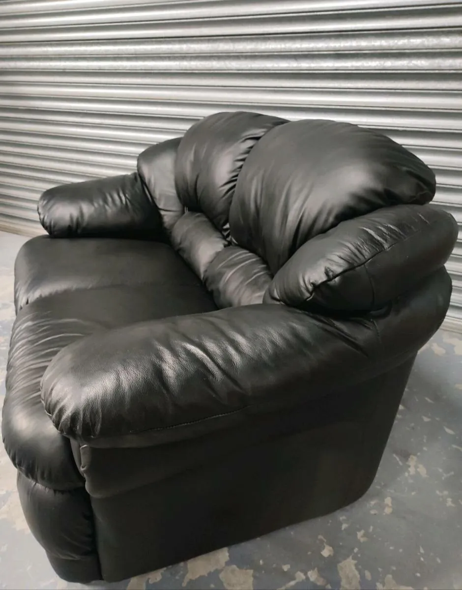 Black leather two seater sofa couch🚚 - Image 2