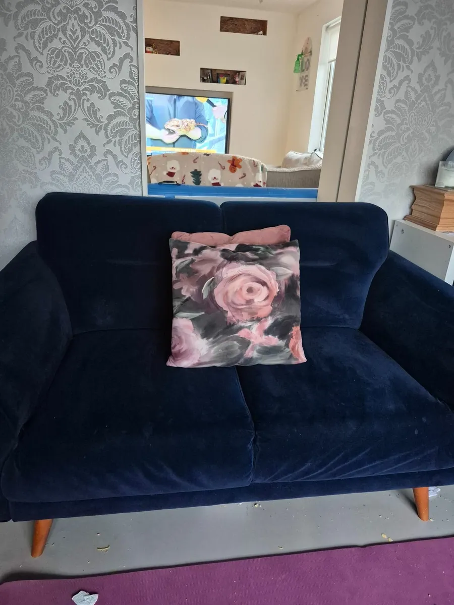 2 seater couch - Image 1