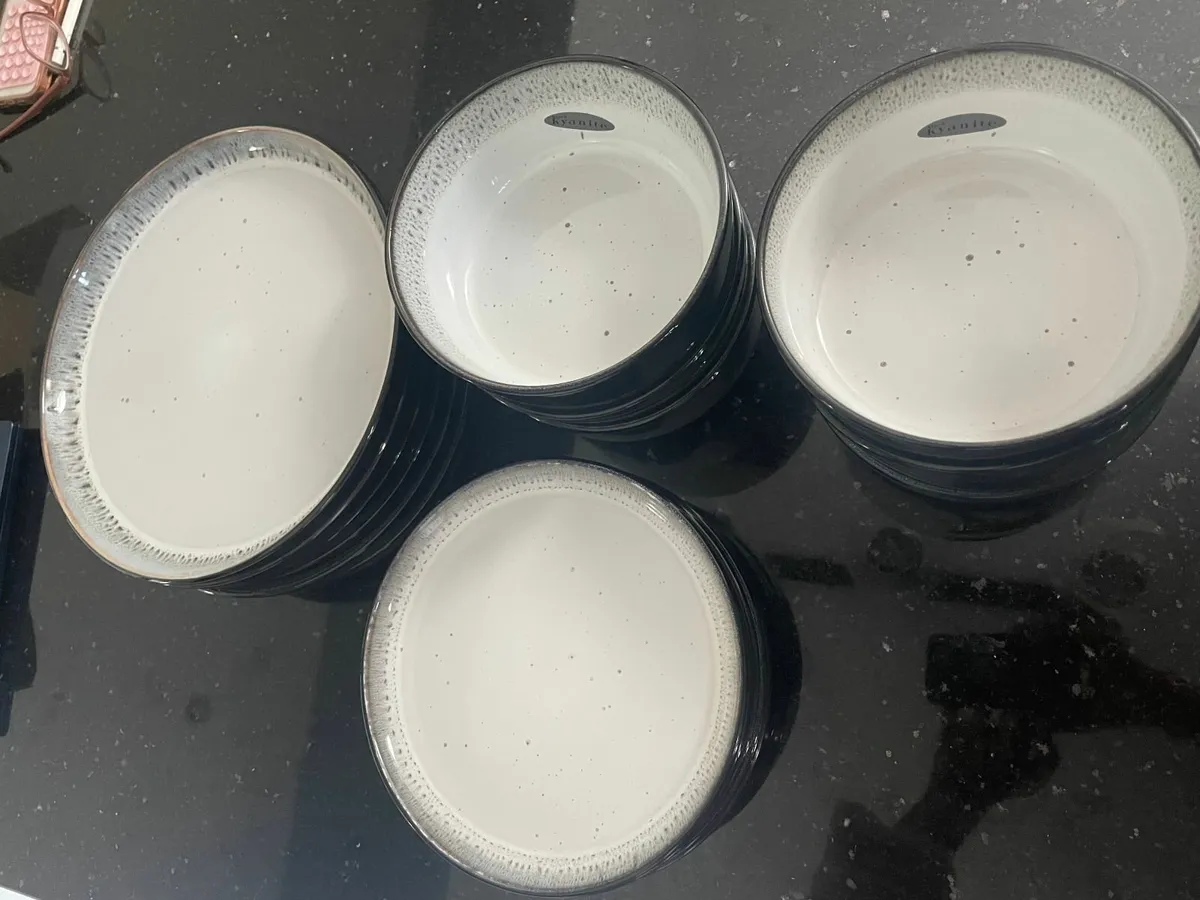 18 Piece Dinnerware Set - Image 1