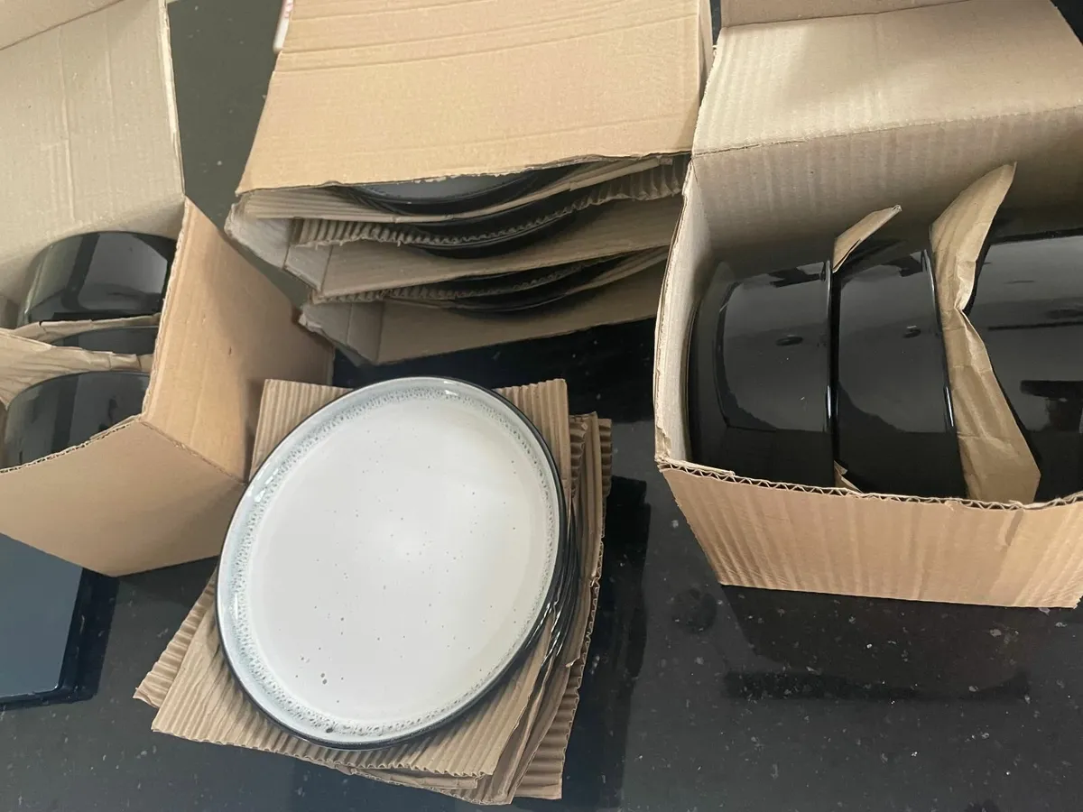 18 Piece Dinnerware Set - Image 2