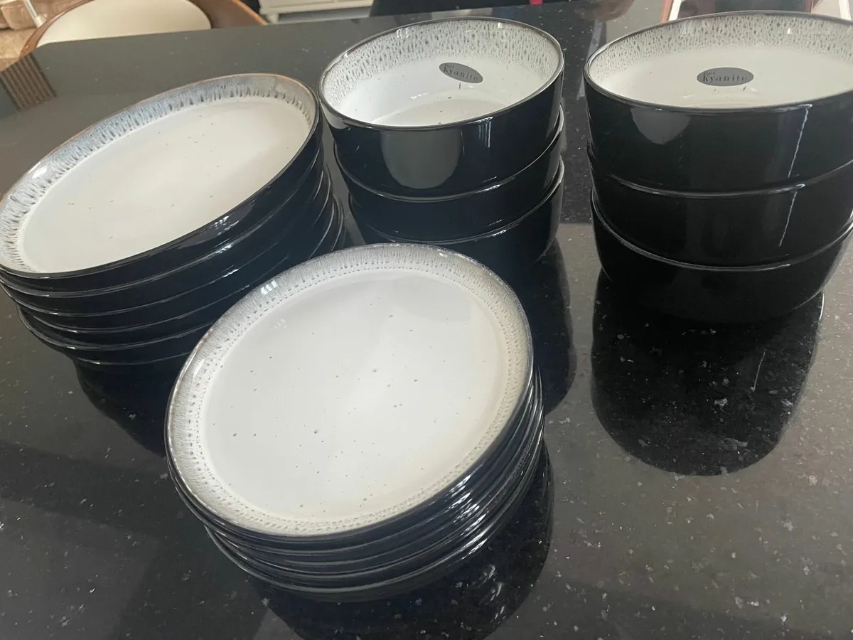 18 Piece Dinnerware Set - Image 3