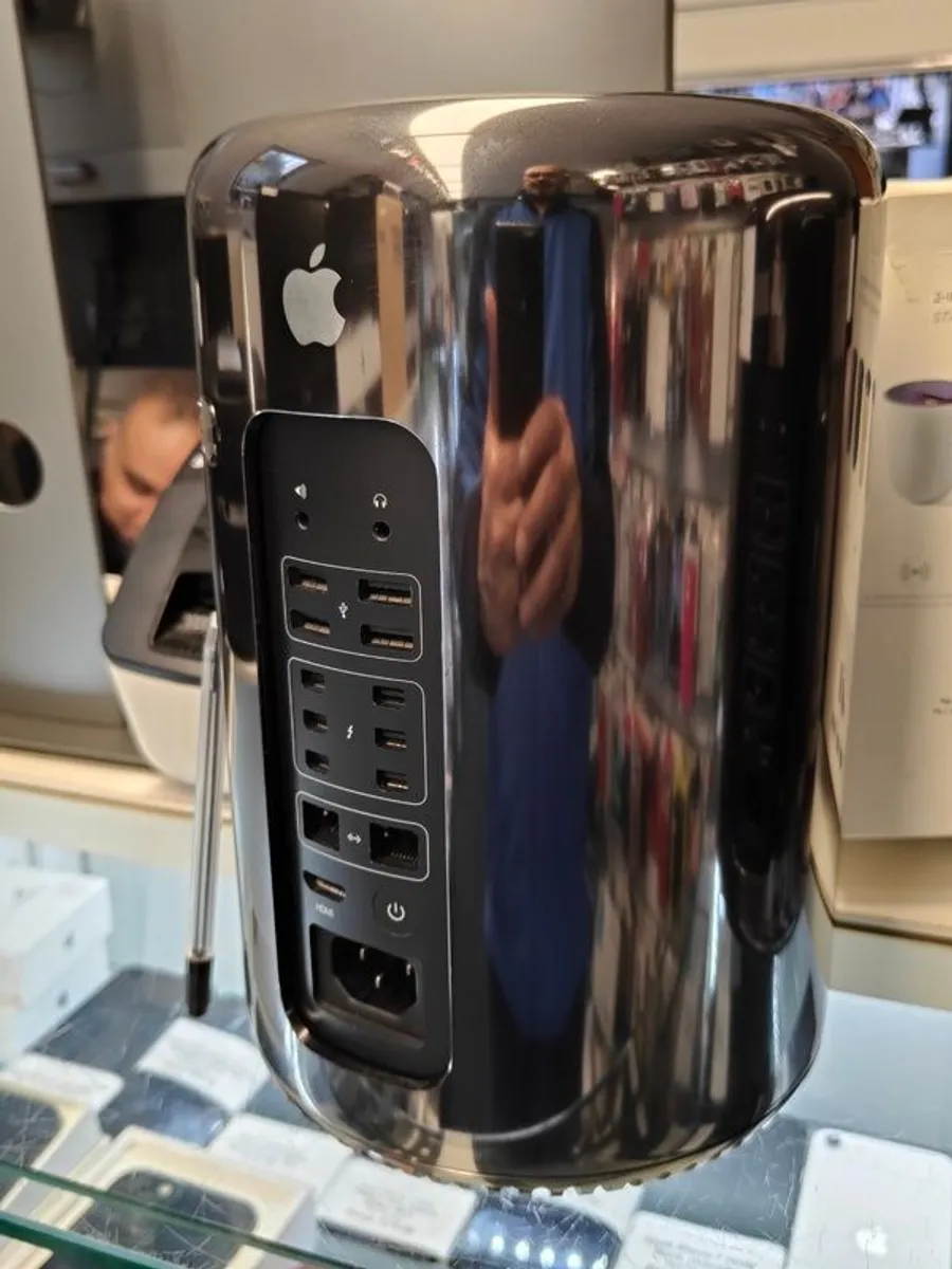 Apple Mac Pro (Late 2013) A1481 3.7GHz Intel Xeon E5, 24GB RAM, 1TB SDD macOS Sequoia (Has two Graphics: AMD FirePro D300 2GB) - Image 4