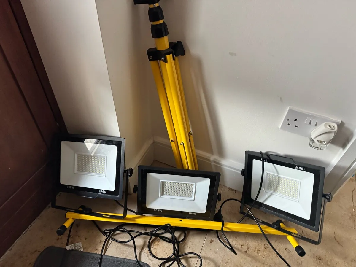 Tripod lights - Image 2