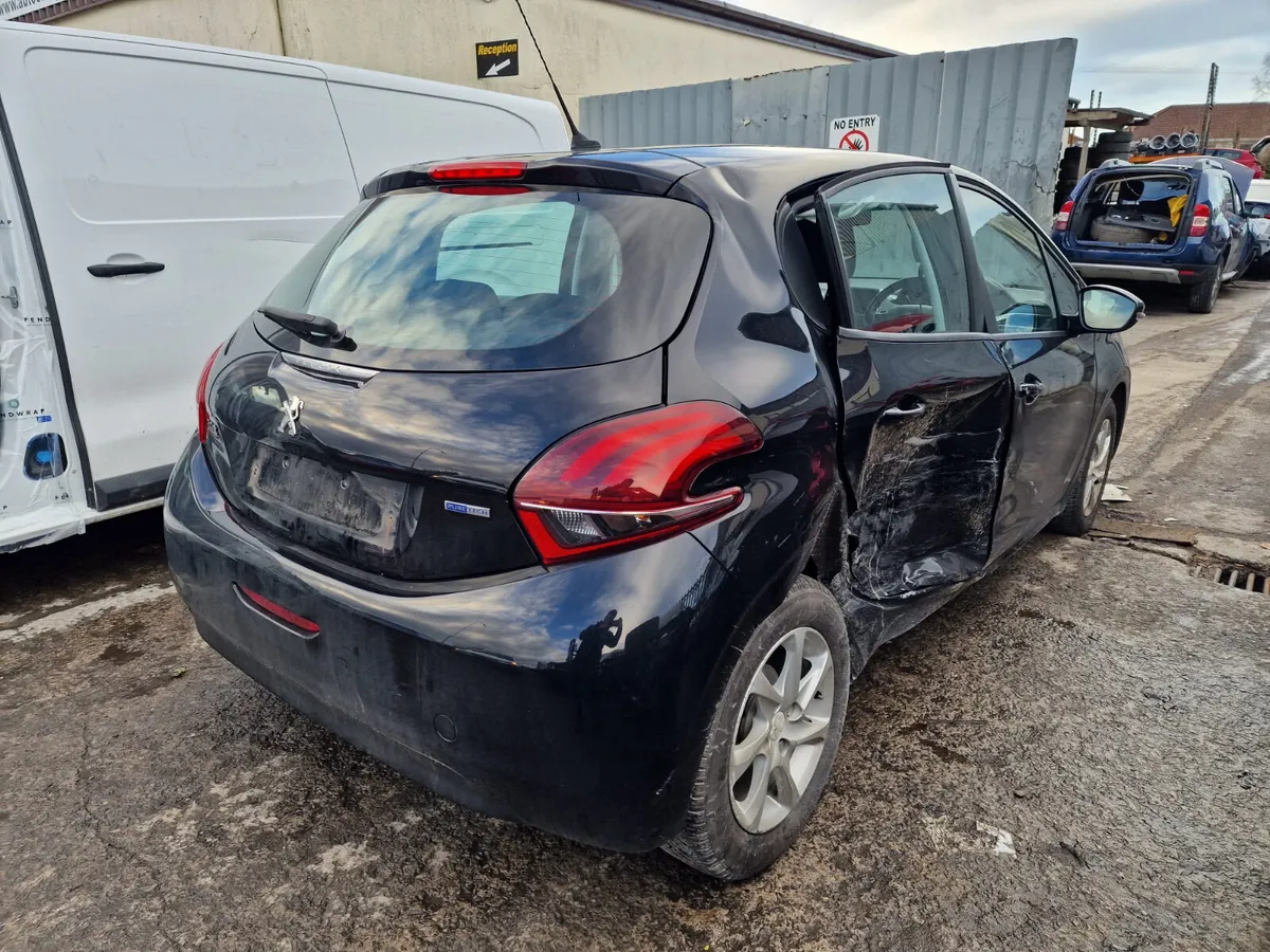 16 PEUGEOT 208  1.2 P FOR BREAKING - Image 4