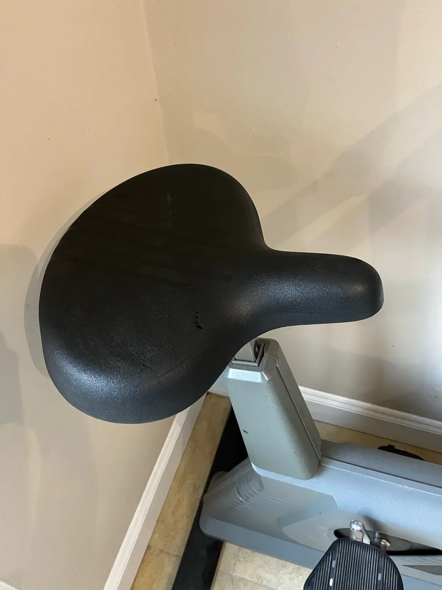 Life fitness exercise bike - Image 2