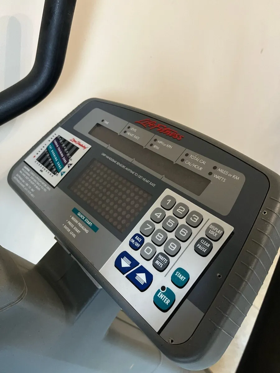 Life fitness exercise bike - Image 3