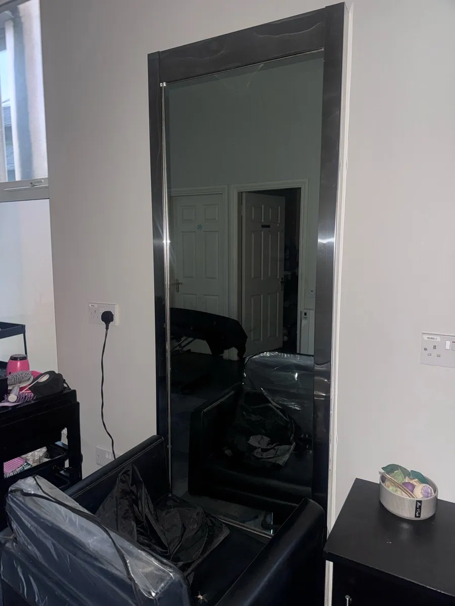 Salon furniture - Image 4