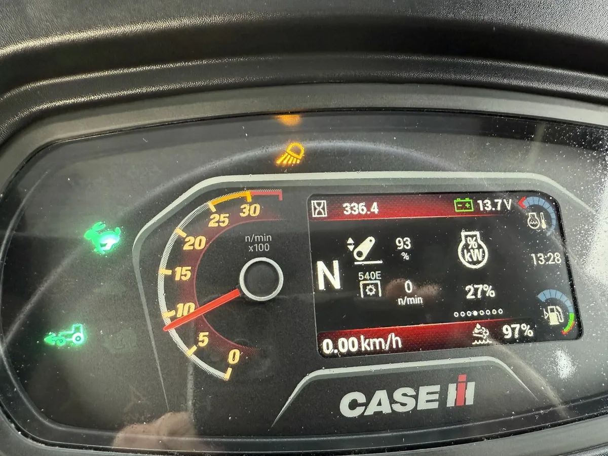 Case IH Farmall 100C - Image 1