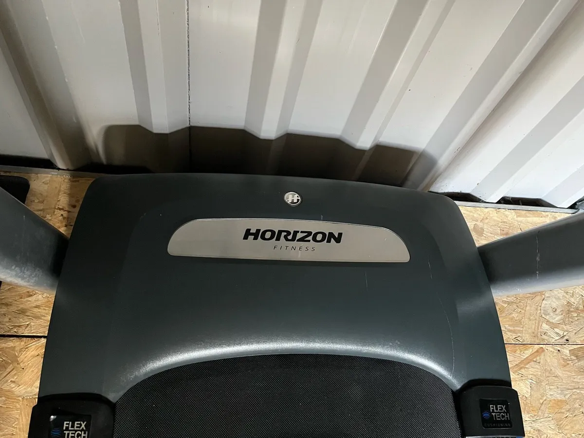 Horizon Adventure 2 treadmill - Image 2