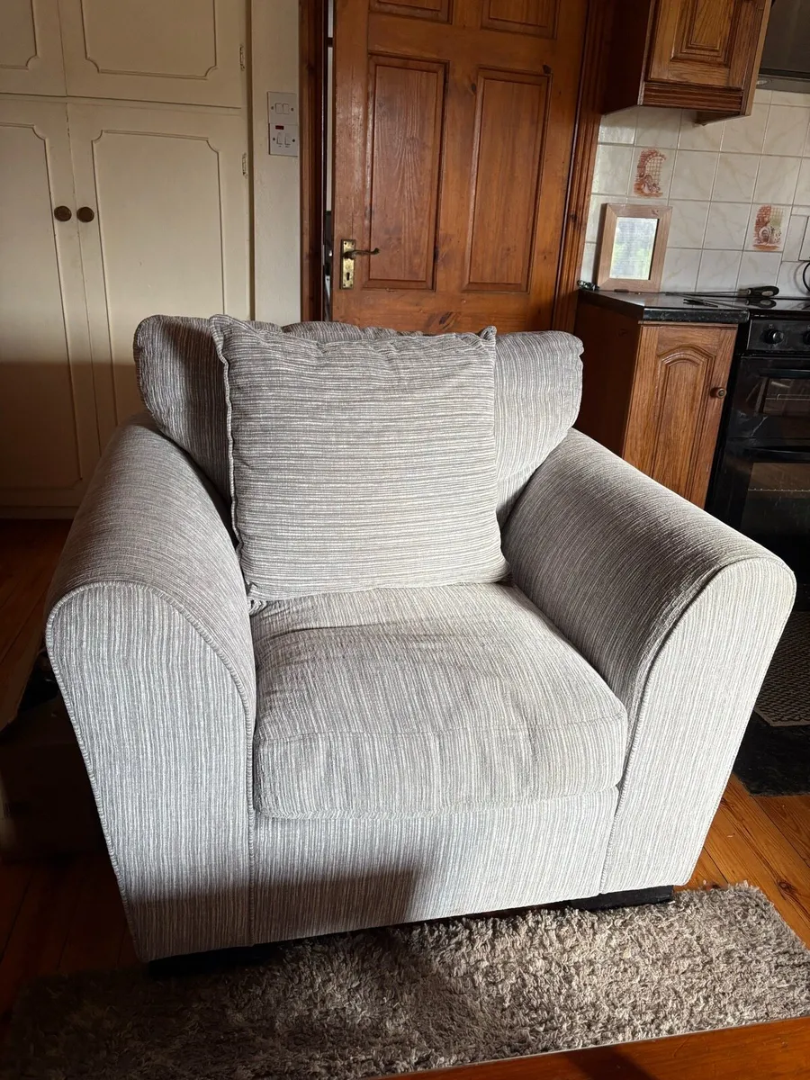 DFS Hornbury Couch - Image 3