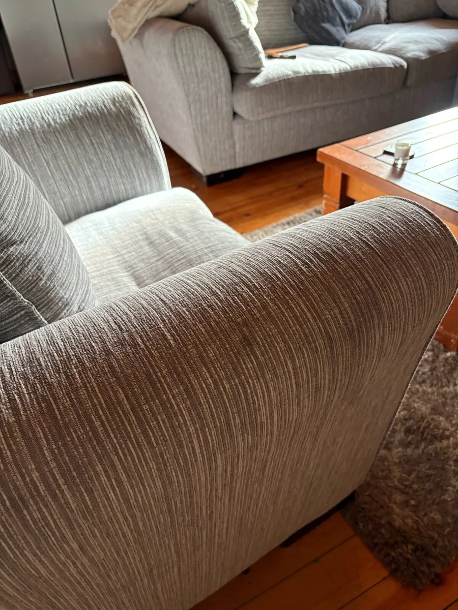 DFS Hornbury Couch - Image 4