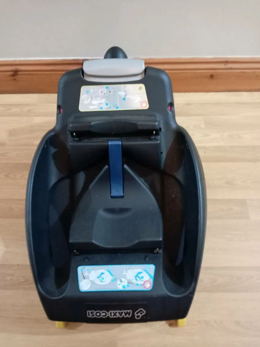 Carrying Seats X 2/Car Seats X 2 Excellent - Image 4