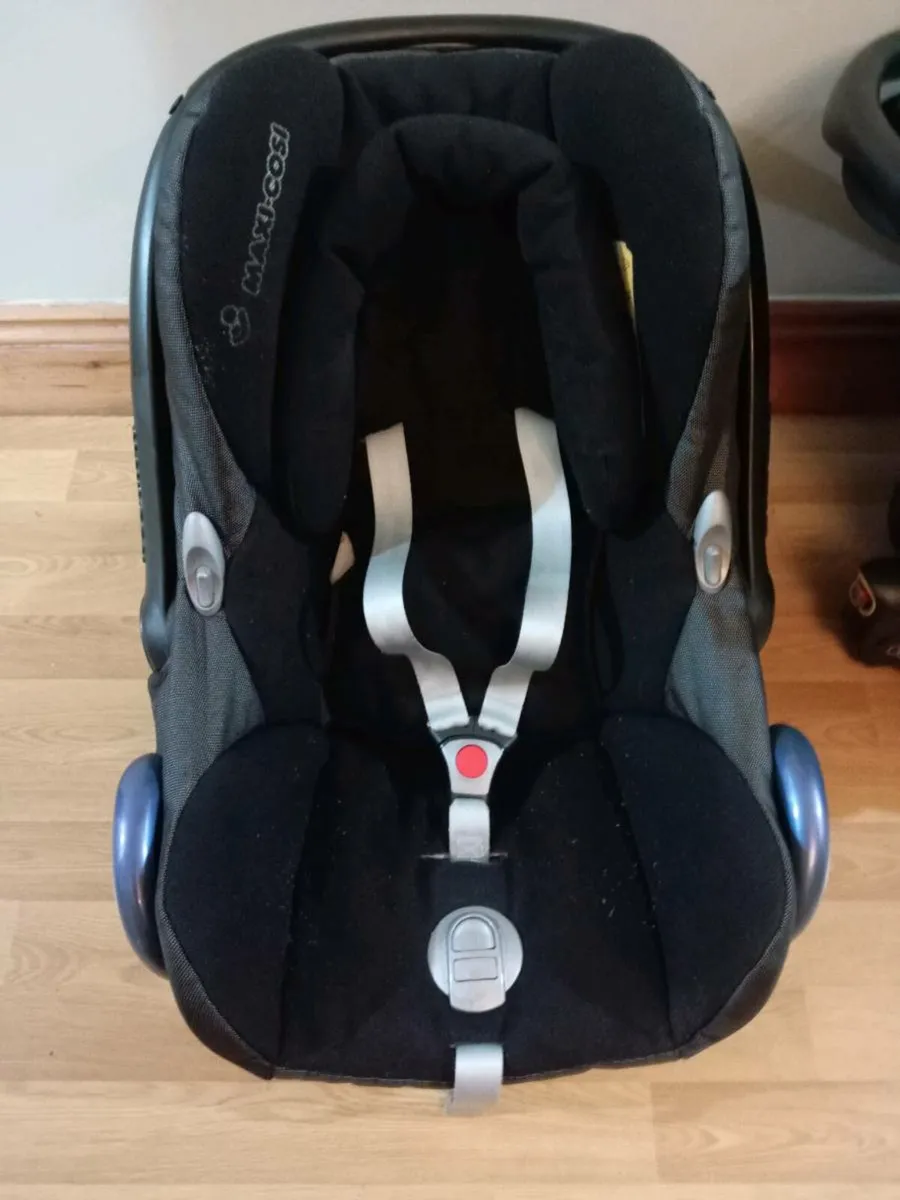 Carrying Seats X 2/Car Seats X 2 Excellent - Image 2