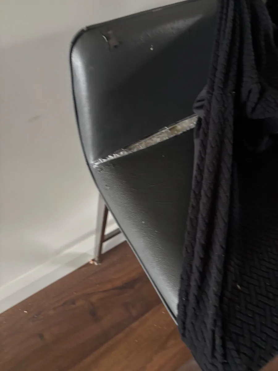 Free ! Kitchen Bar Stools x 4 - Image 2