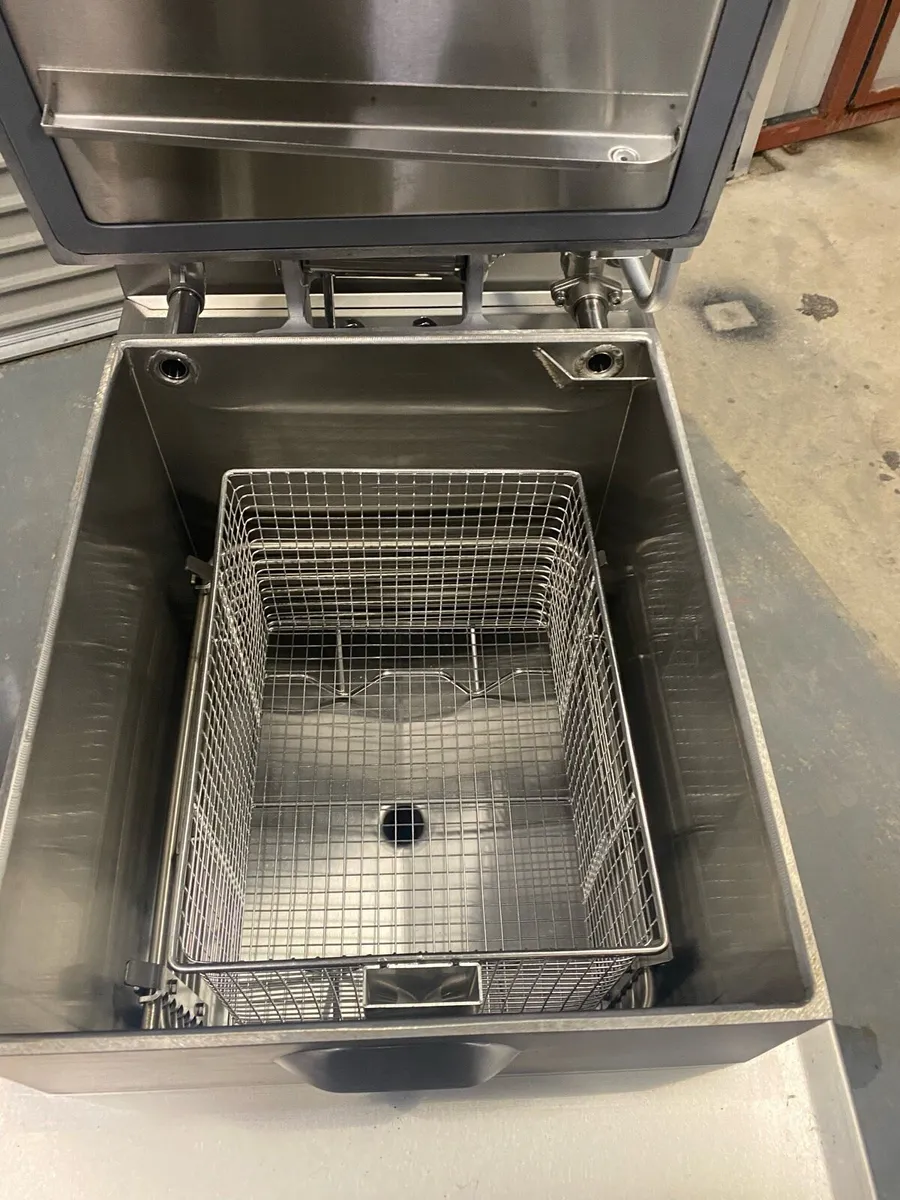 Freestanding electric pressure fryer 24 ltr - Image 2