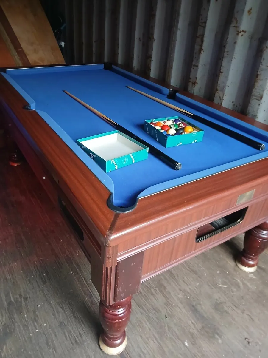 Pool table - Image 1