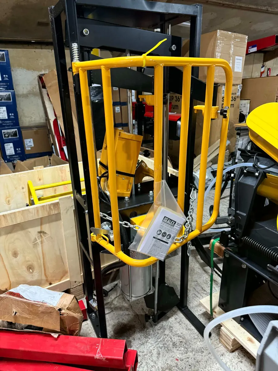 Sealey RE300 Air Coil Spring Compressor - Image 1