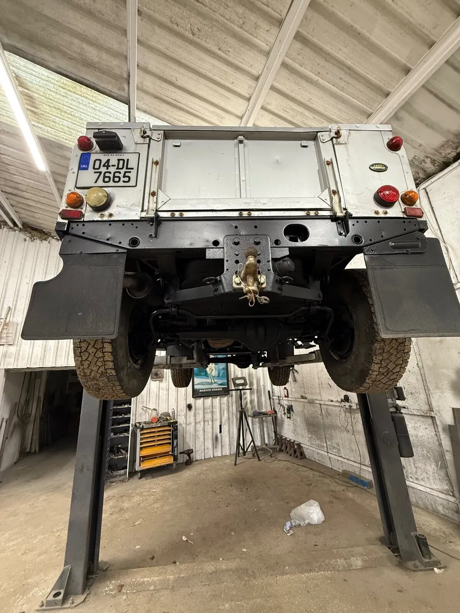 Land Rover Defender 90 - Image 2
