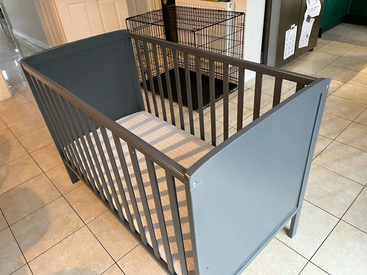 Baby cot and changing table/bath for sale - Image 3