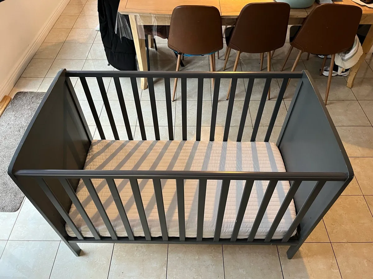 Baby cot and changing table/bath for sale - Image 4