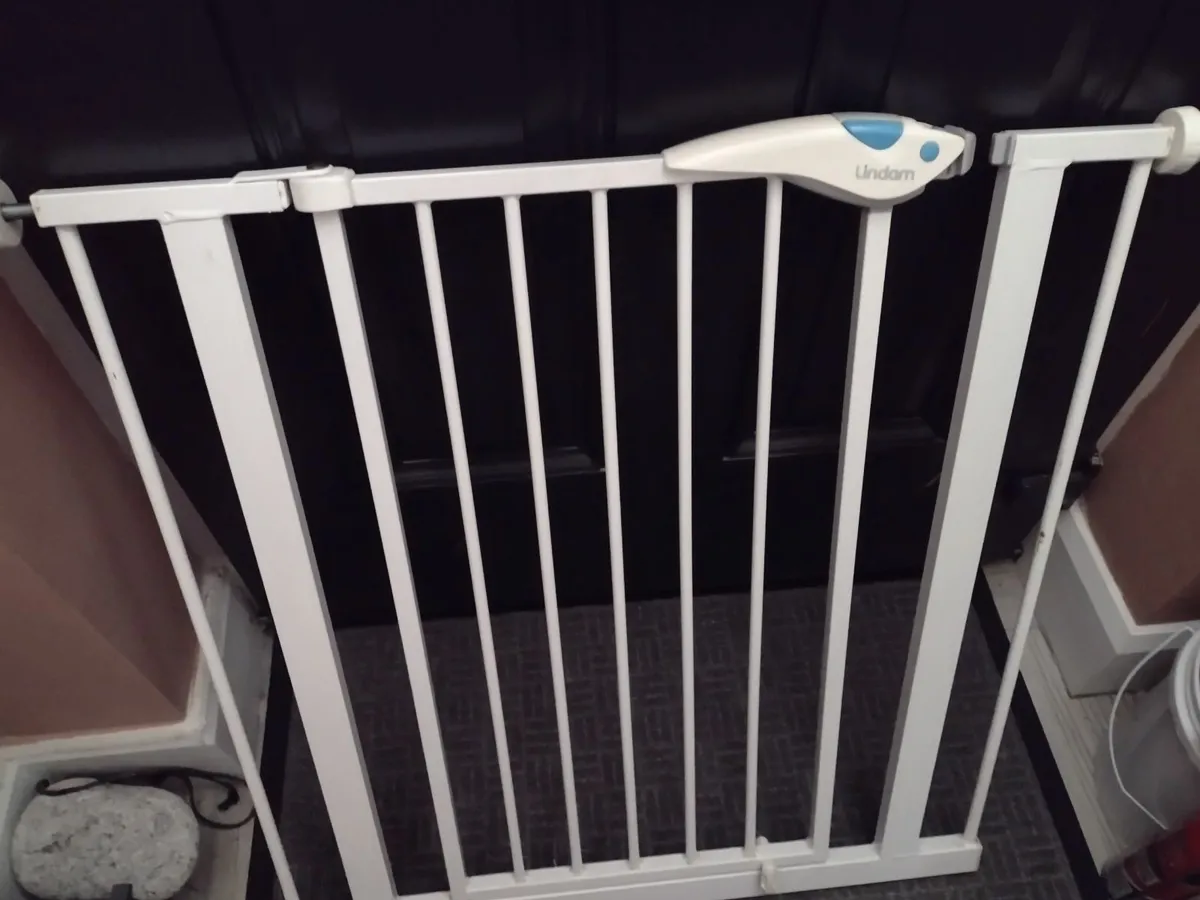 Lindam stair gate with tension bolts - Image 2