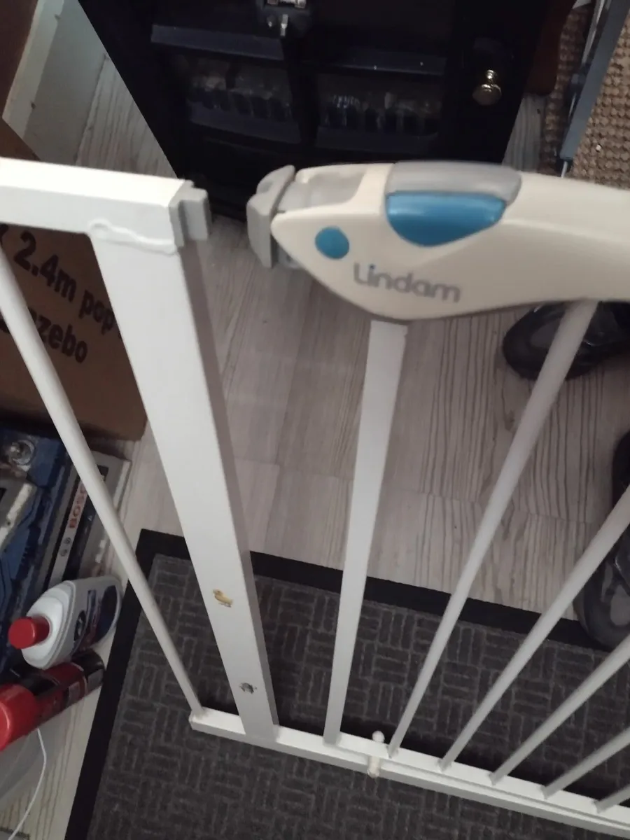 Lindam stair gate with tension bolts - Image 3