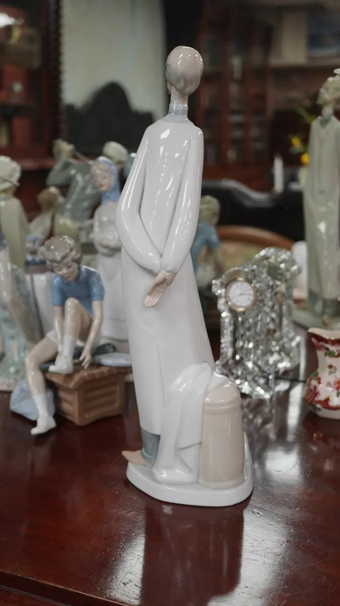 Lladro_The Doctor / Professor_Porcelain Figurine - Image 3