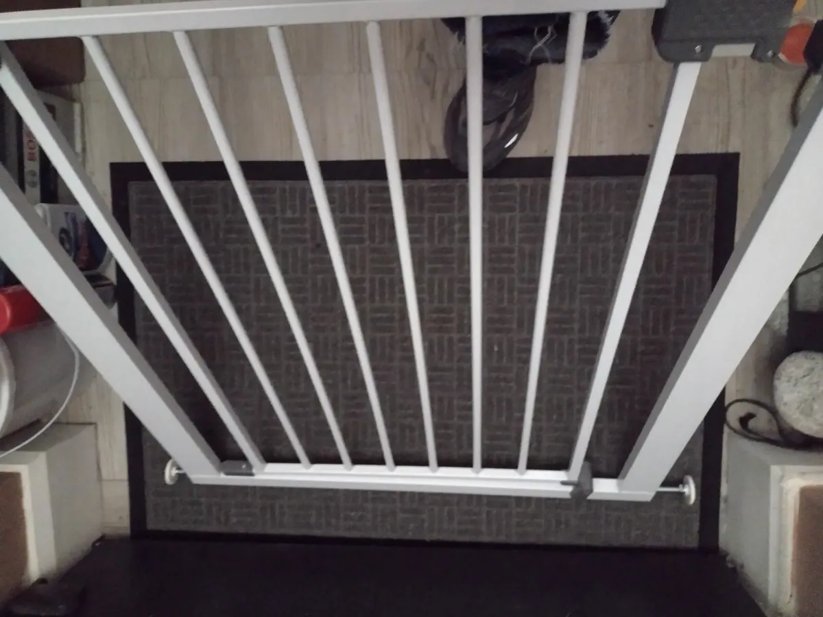 Brand new Safety 1st stair gate with tension bolts - Image 4