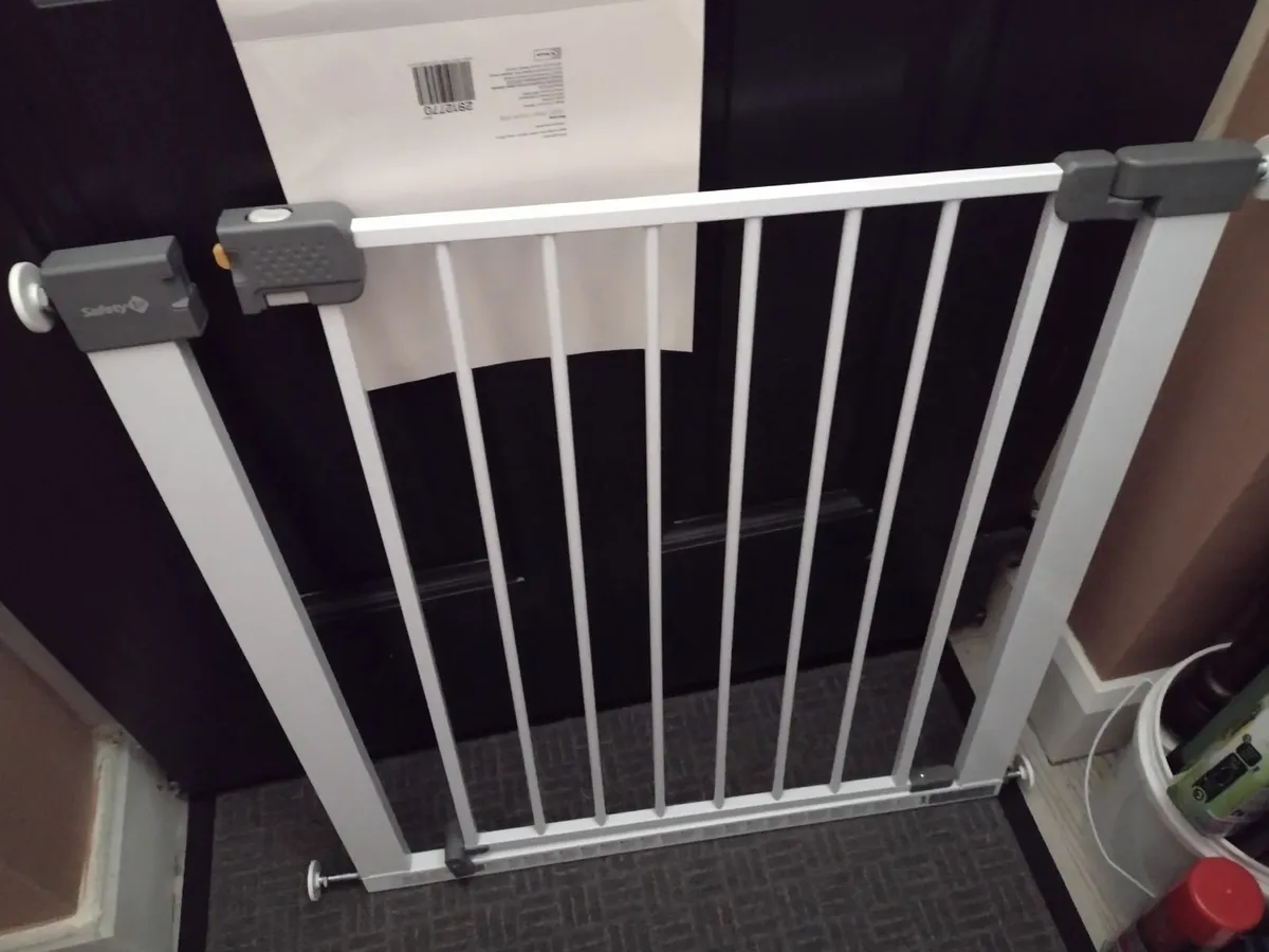 Brand new Safety 1st stair gate with tension bolts - Image 3