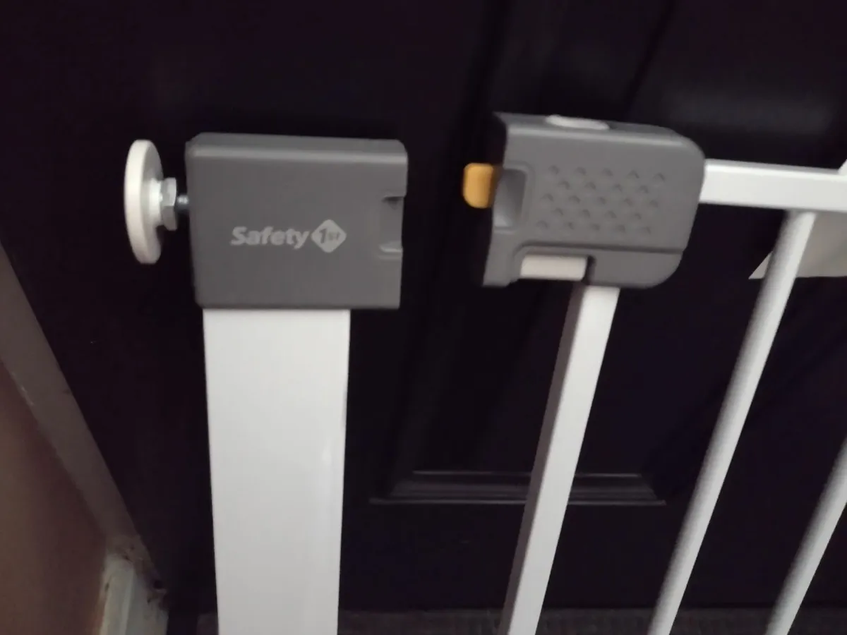 Brand new Safety 1st stair gate with tension bolts - Image 2