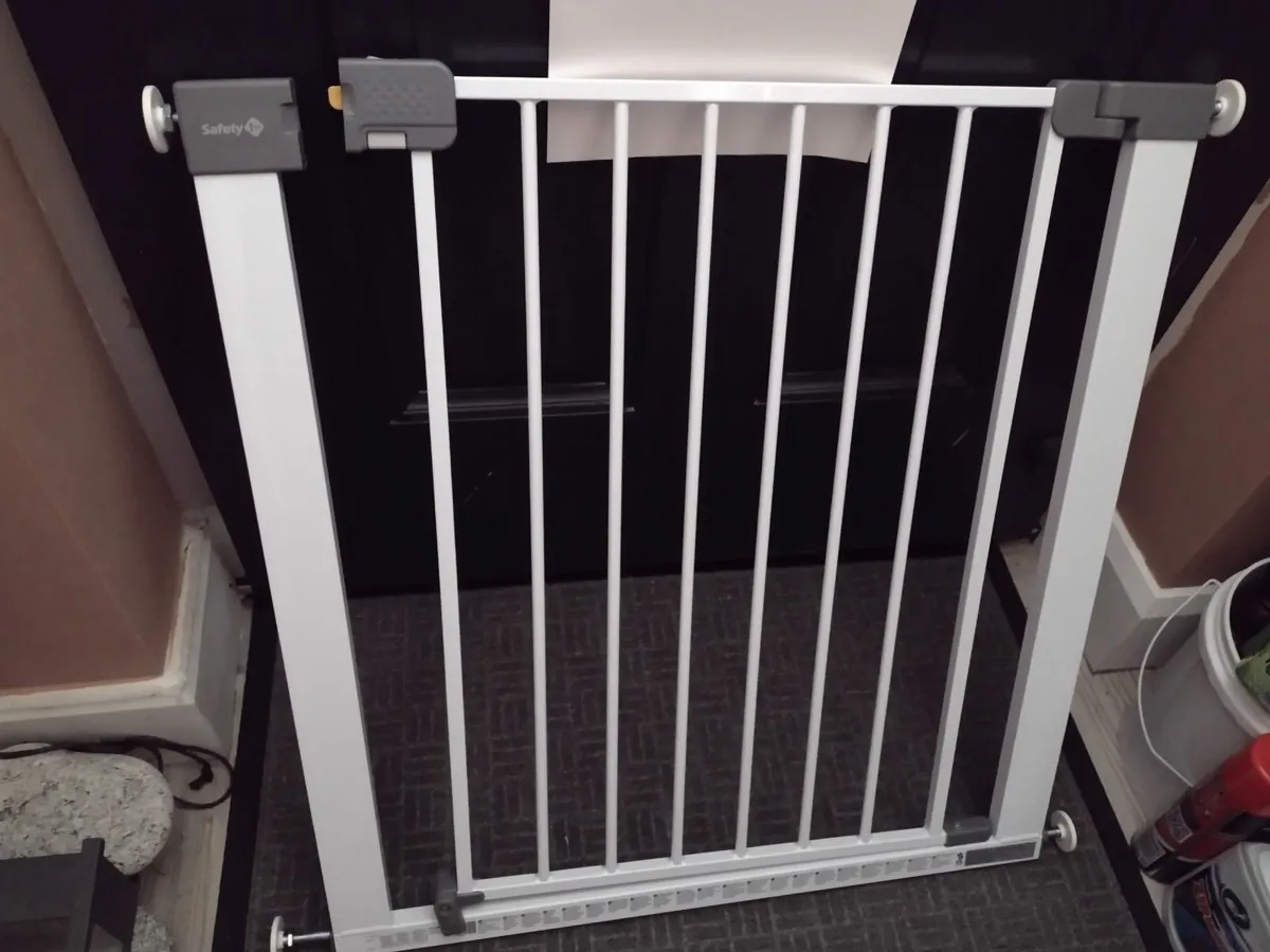 Brand new Safety 1st stair gate with tension bolts - Image 1
