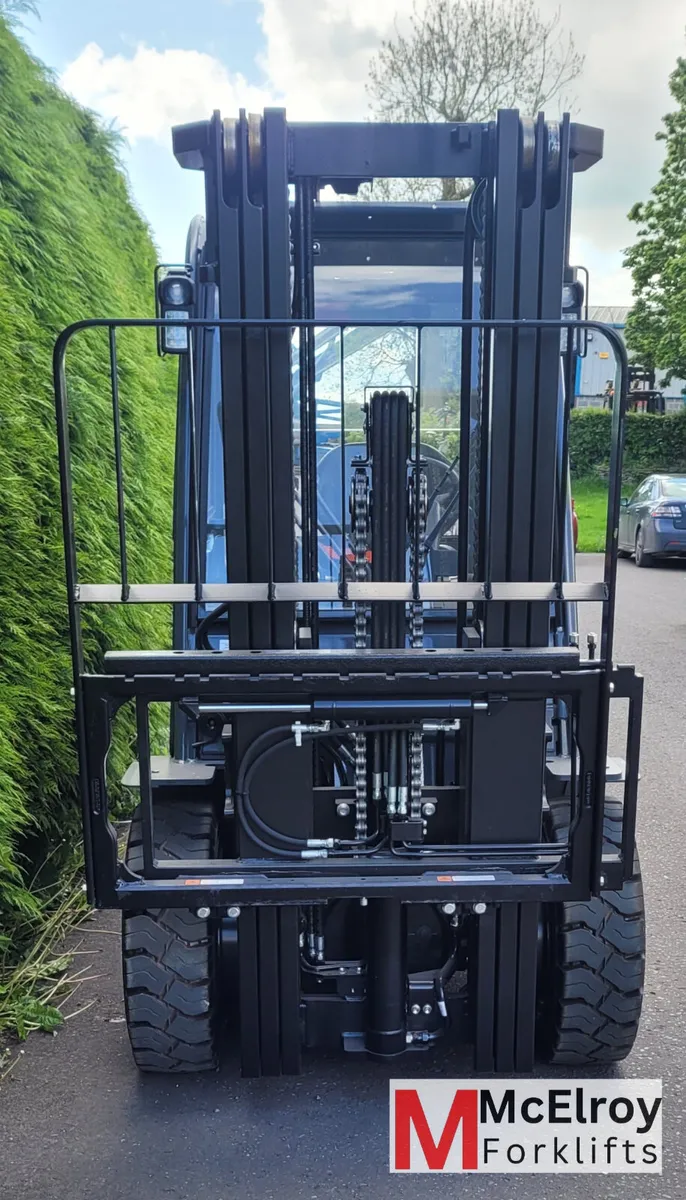 New 3 ton Forklifts Toyota and Caterpillar - Image 4