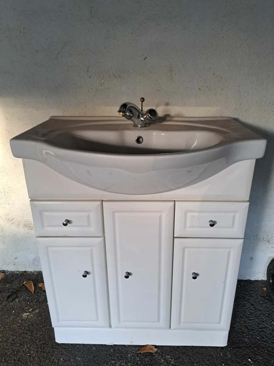 Vanity unit and sink - Image 1