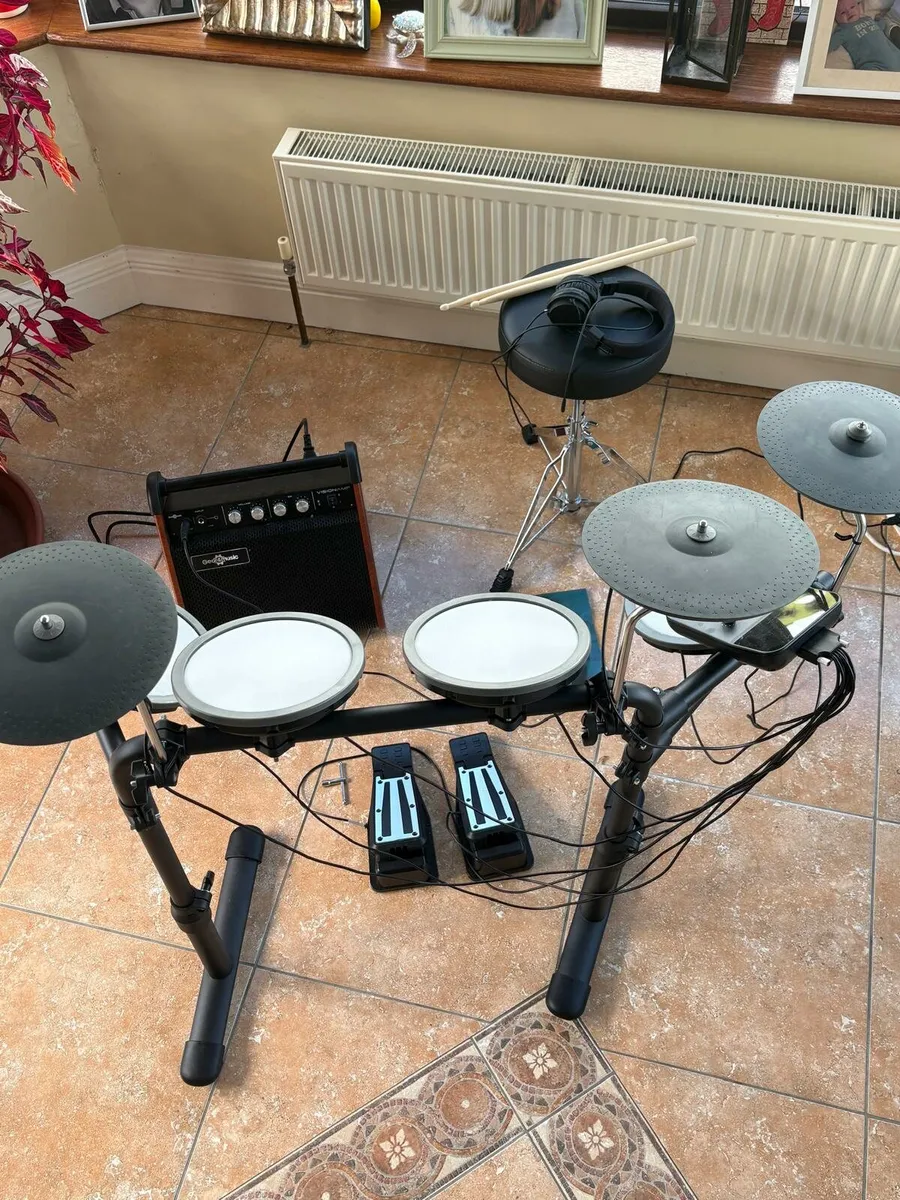 Electronic drum kit - Image 1