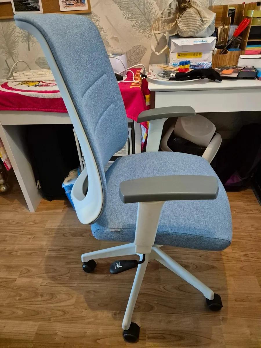 XT34 office chair white and blue - Image 2