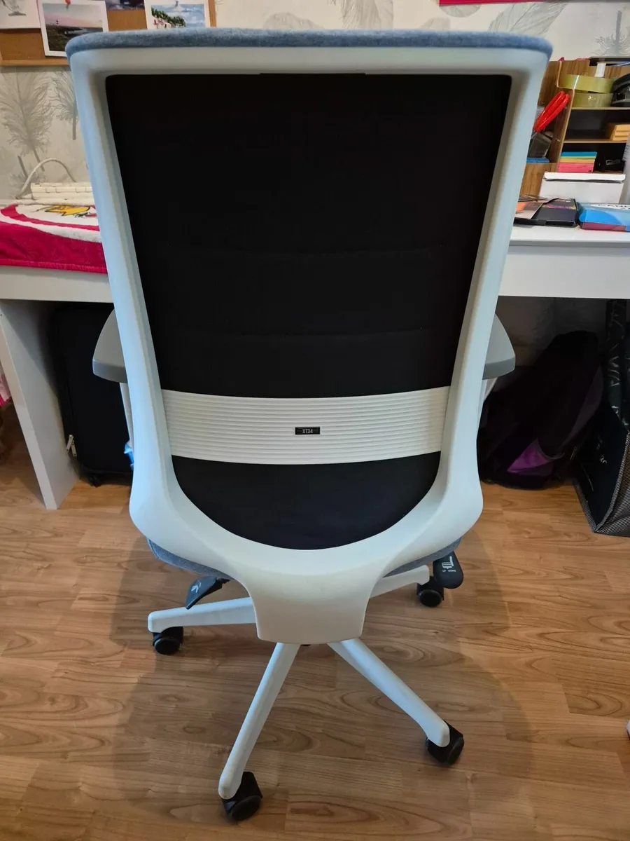 XT34 office chair white and blue - Image 1