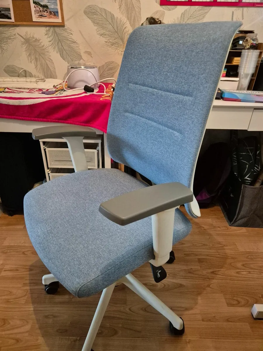 XT34 office chair white and blue - Image 4