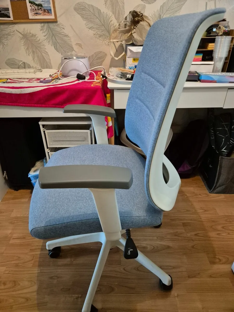 XT34 office chair white and blue - Image 3