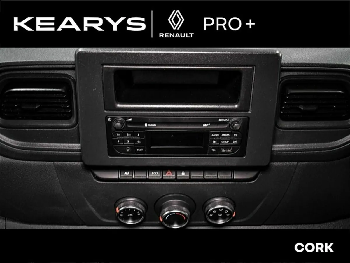 Renault Master LM35 135 Business MY22 INC VAT - Image 4